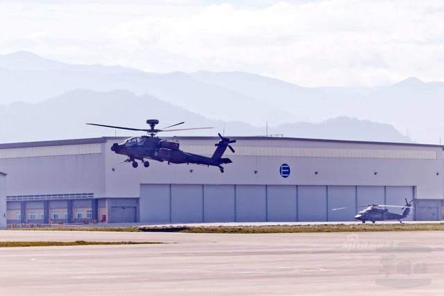 大小姐你吼不吼呀!蔡英文首次踏进阿帕奇武直