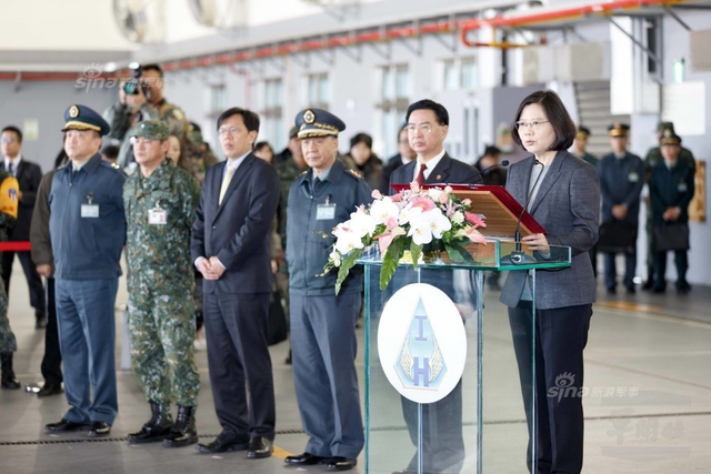 大小姐你吼不吼呀!蔡英文首次踏进阿帕奇武直