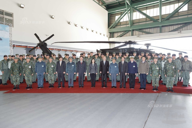 大小姐你吼不吼呀!蔡英文首次踏进阿帕奇武直