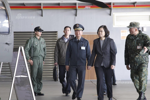 大小姐你吼不吼呀!蔡英文首次踏进阿帕奇武直