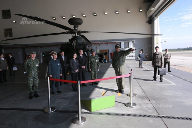 大小姐你吼不吼呀!蔡英文首次踏进阿帕奇武直