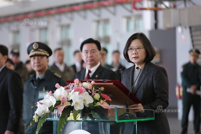 大小姐你吼不吼呀!蔡英文首次踏进阿帕奇武直