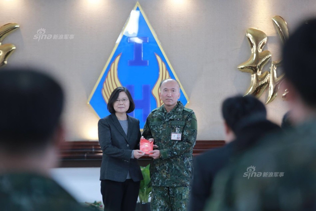 大小姐你吼不吼呀!蔡英文首次踏进阿帕奇武直