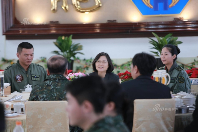 大小姐你吼不吼呀!蔡英文首次踏进阿帕奇武直