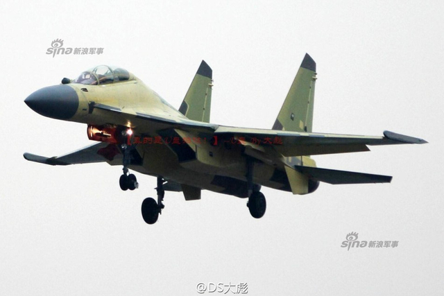 曝疑似歼16战机高清大照 细节毕现太行菊花亮眼