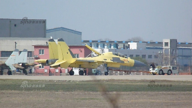 曝疑似歼16战机高清大照 细节毕现太行菊花亮眼