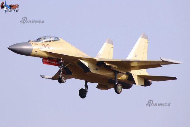曝疑似歼16战机高清大照 细节毕现太行菊花亮眼