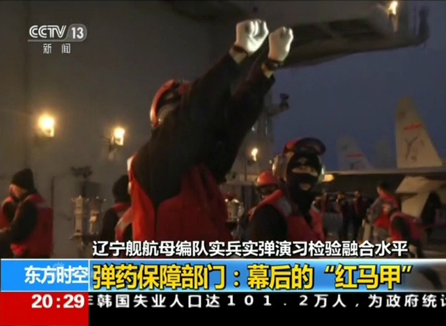 为夜间起降准备！辽宁号航母夜间甲板操作训练