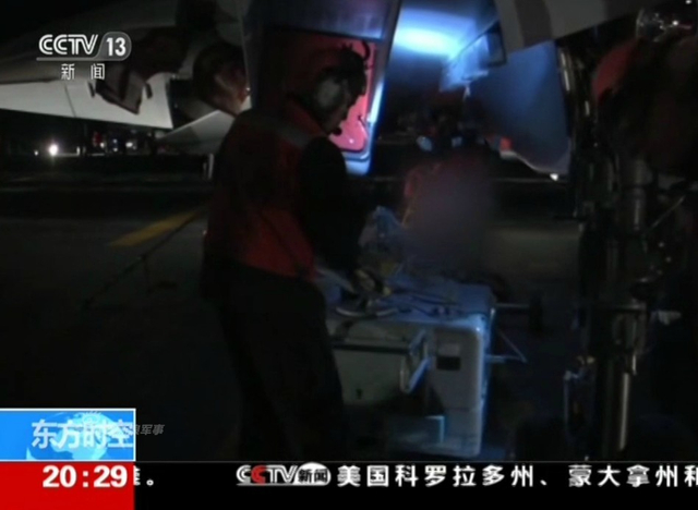 为夜间起降准备！辽宁号航母夜间甲板操作训练