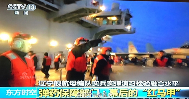 为夜间起降准备！辽宁号航母夜间甲板操作训练