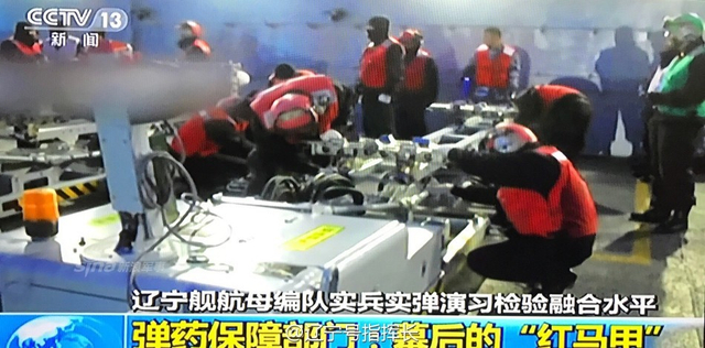 为夜间起降准备！辽宁号航母夜间甲板操作训练