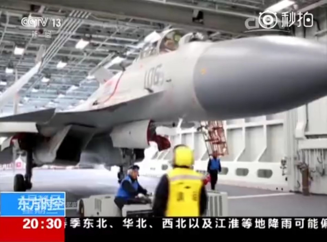为夜间起降准备！辽宁号航母夜间甲板操作训练