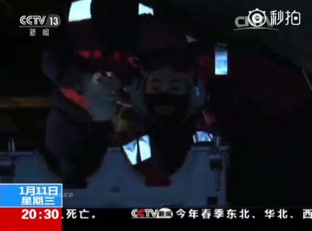为夜间起降准备！辽宁号航母夜间甲板操作训练