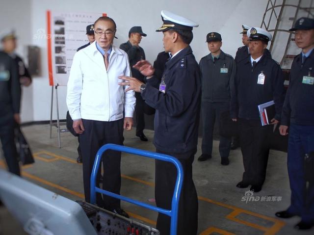 台“防长”在导弹基地观辽宁舰
