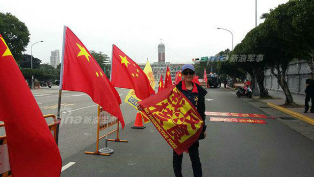 五星红旗飘扬台湾政府楼前!民众欢迎大陆动武