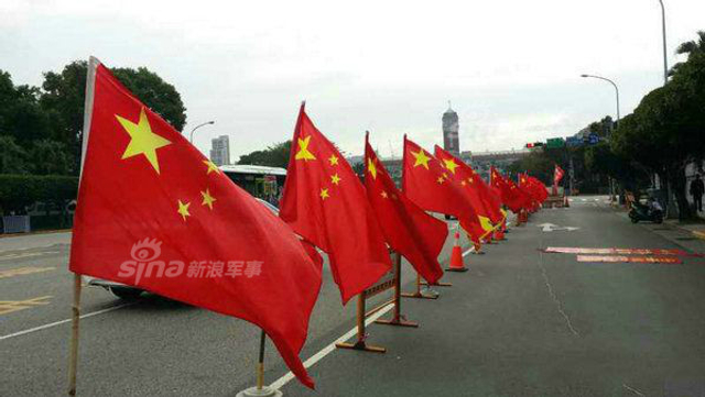 五星红旗飘扬台湾政府楼前!民众欢迎大陆动武
