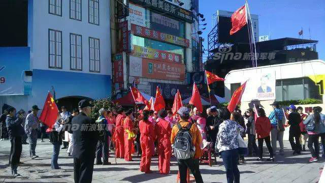 五星红旗飘扬台湾政府楼前!民众欢迎大陆动武