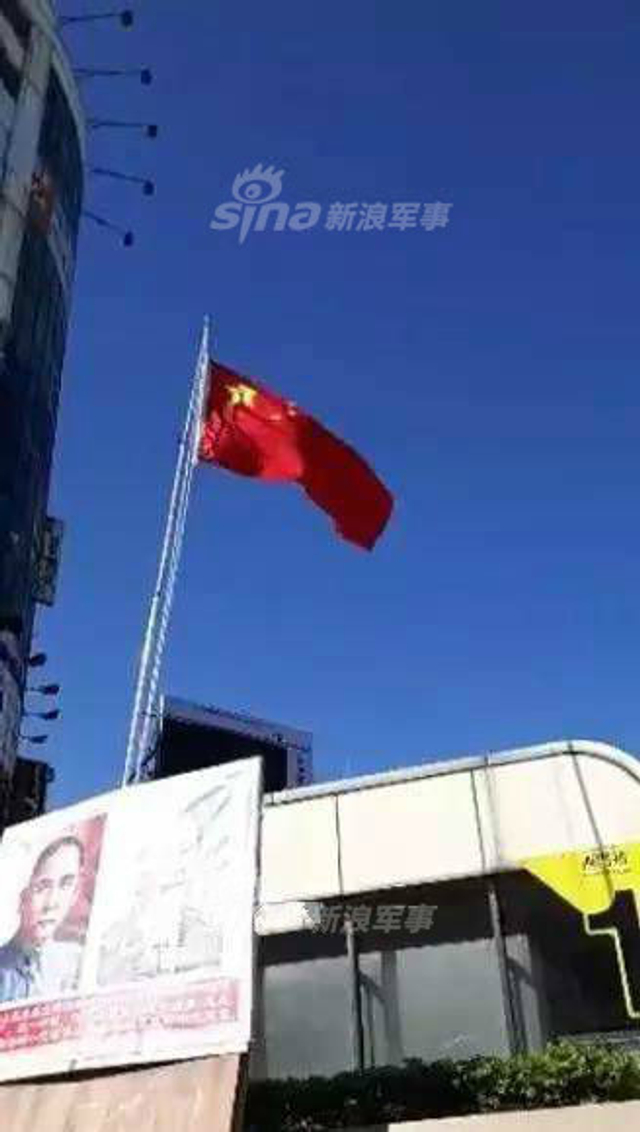 五星红旗飘扬台湾政府楼前!民众欢迎大陆动武