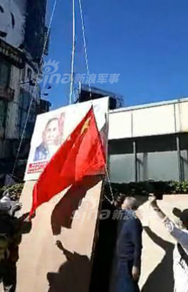 五星红旗飘扬台湾政府楼前!民众欢迎大陆动武