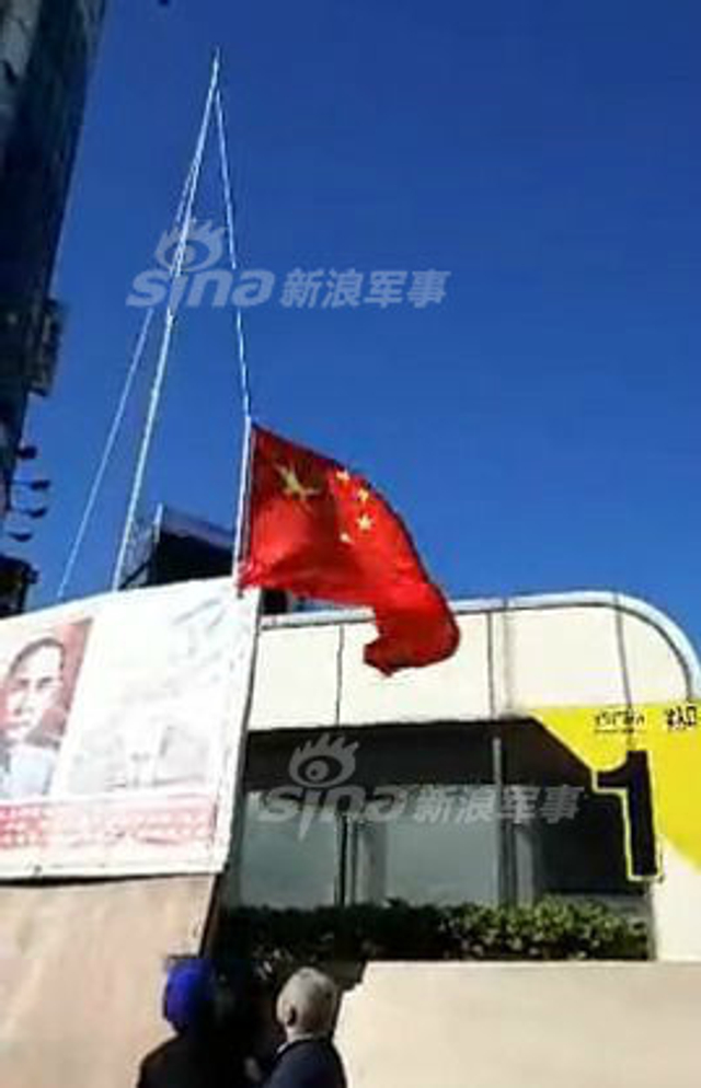 五星红旗飘扬台湾政府楼前!民众欢迎大陆动武