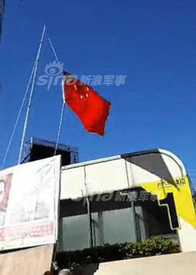 五星红旗飘扬台湾政府楼前!民众欢迎大陆动武