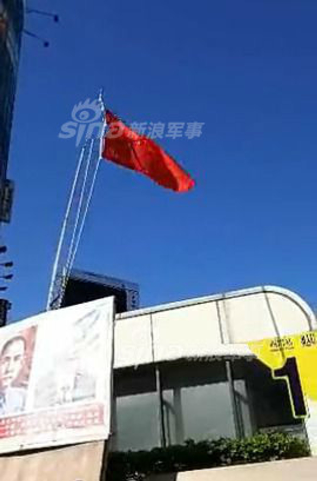 五星红旗飘扬台湾政府楼前!民众欢迎大陆动武