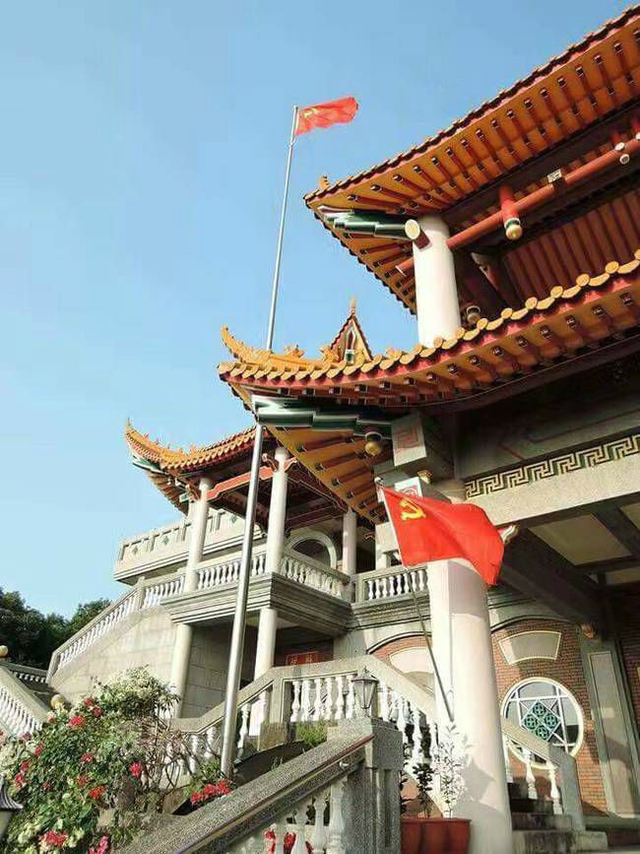 五星红旗飘扬台湾政府楼前!民众欢迎大陆动武