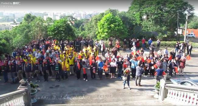 五星红旗飘扬台湾政府楼前!民众欢迎大陆动武