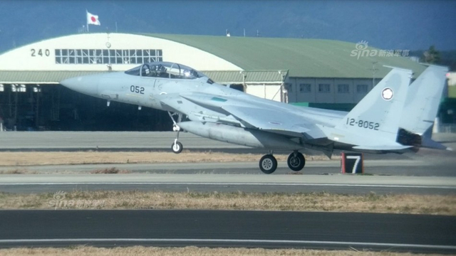 又是去拦截中国空军?日本F15战机挂实弹起飞