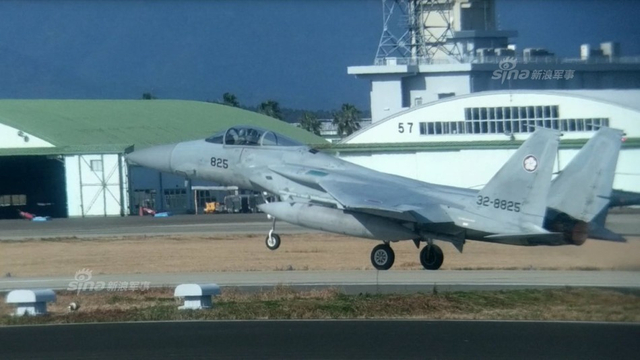 又是去拦截中国空军?日本F15战机挂实弹起飞