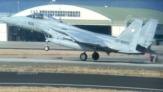 又是去拦截中国空军?日本F15战机挂实弹起飞