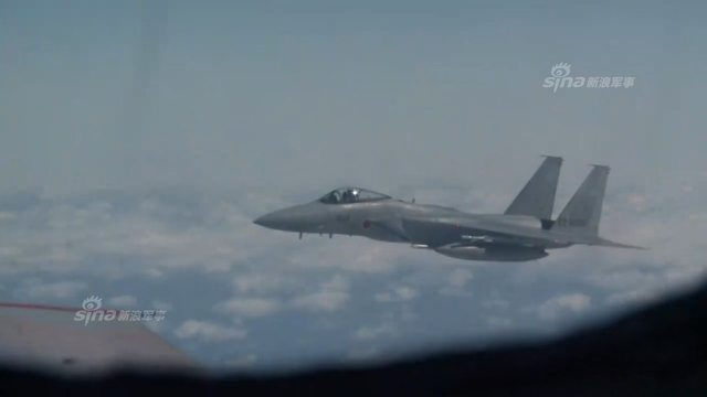 又是去拦截中国空军?日本F15战机挂实弹起飞