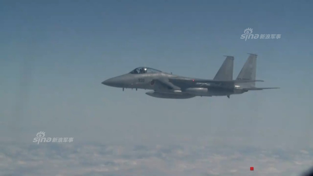 又是去拦截中国空军?日本F15战机挂实弹起飞
