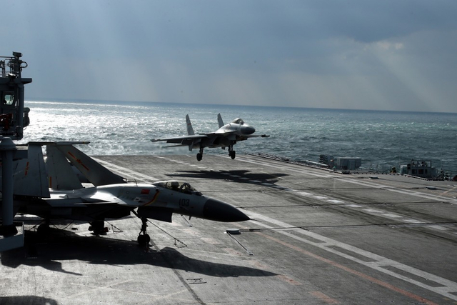 辽宁舰最大起飞战备模式:歼15舰载机密集排列