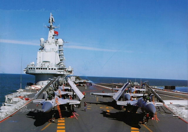 辽宁舰最大起飞战备模式:歼15舰载机密集排列