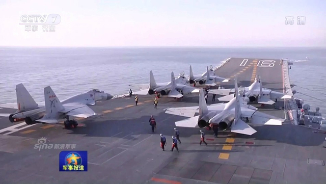 辽宁舰最大起飞战备模式:歼15舰载机密集排列