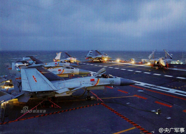 辽宁舰最大起飞战备模式:歼15舰载机密集排列