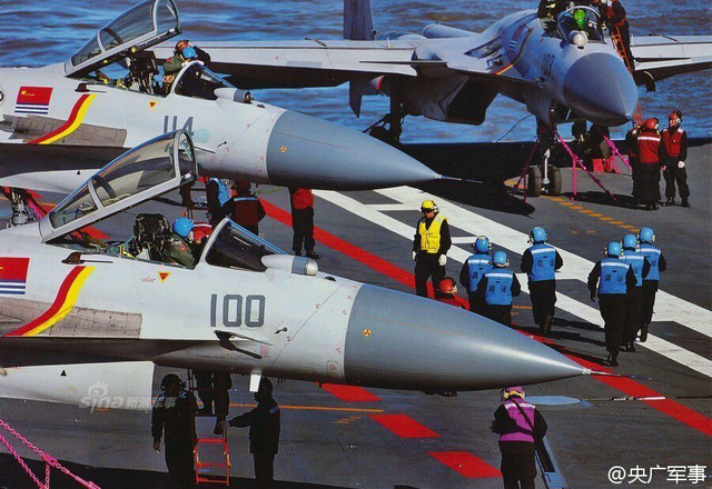 辽宁舰最大起飞战备模式:歼15舰载机密集排列