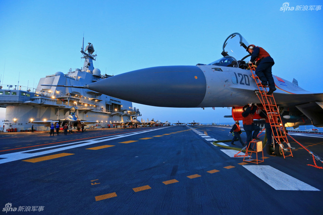 辽宁舰最大起飞战备模式:歼15舰载机密集排列