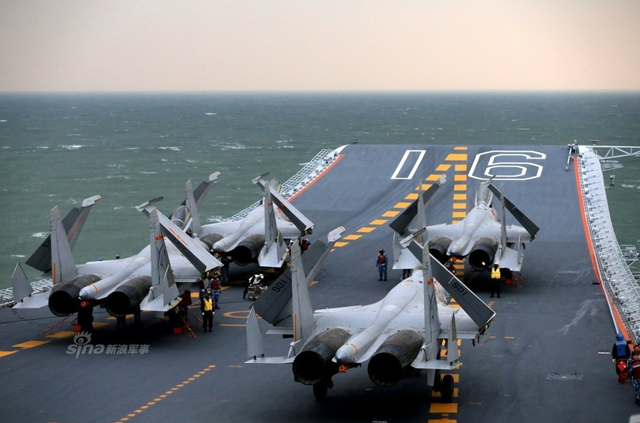 辽宁舰最大起飞战备模式:歼15舰载机密集排列