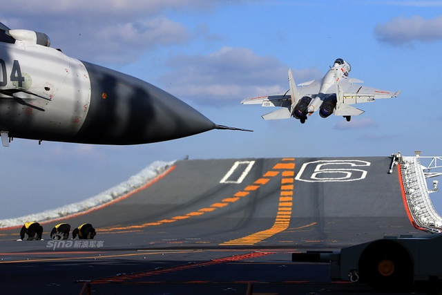 辽宁舰最大起飞战备模式:歼15舰载机密集排列