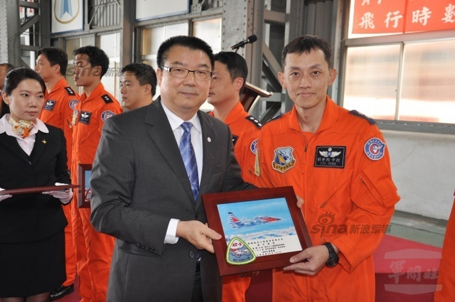 又再自慰！台军加强春节战备 IDF战机大象漫步