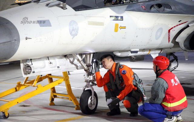 又再自慰！台军加强春节战备 IDF战机大象漫步