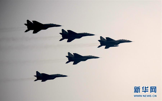 印度阅兵庆共和日 摩托表演向中国人民拜年?