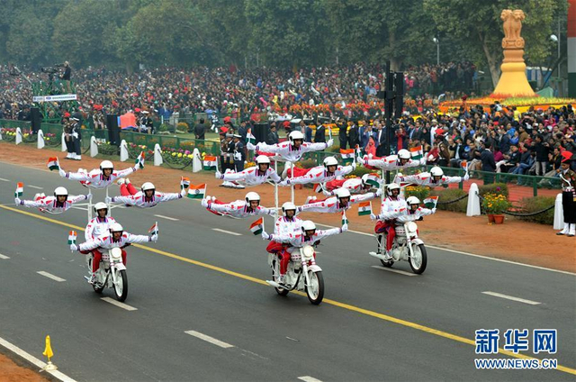 印度阅兵庆共和日 摩托表演向中国人民拜年?