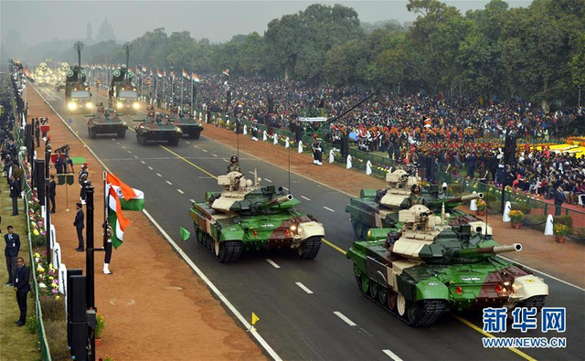 印度阅兵庆共和日 摩托表演向中国人民拜年?