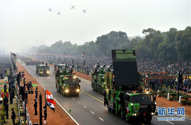 印度阅兵庆共和日 摩托表演向中国人民拜年?