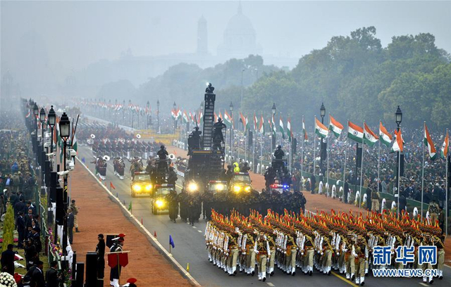 印度阅兵庆共和日 摩托表演向中国人民拜年?