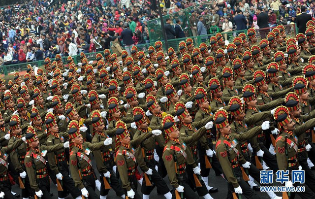 印度阅兵庆共和日 摩托表演向中国人民拜年?