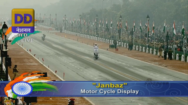 印度阅兵庆共和日 摩托表演向中国人民拜年?